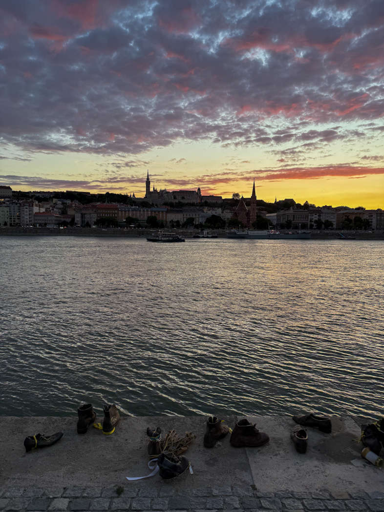 Vue du mémorial des Chaussures au bord du Danube à Budapest au coucher du soleil plan