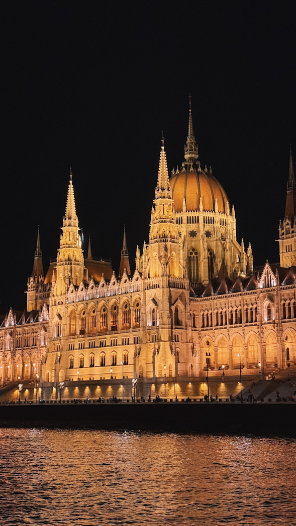 Croisière nocturne sur le Danube à Budapest avec bâtiments illuminés