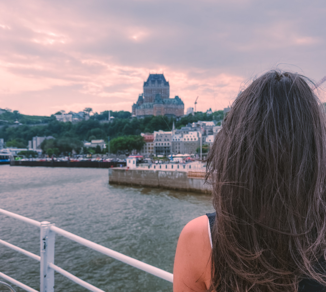 Vue panoramique du Château Frontenac depuis une croisière sur le fleuve Saint-Laurent, Québec