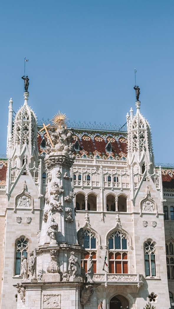Façade de l'église Matthias avec détails et toit en tuiles à Budapest