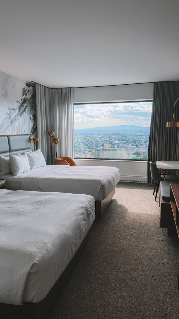 Vue panoramique sur les Laurentides depuis une chambre du Hilton Québec