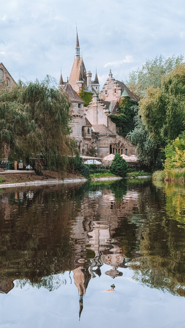 Vue du parc Városliget à Budapest avec le château de Vajdahunyad et son lac