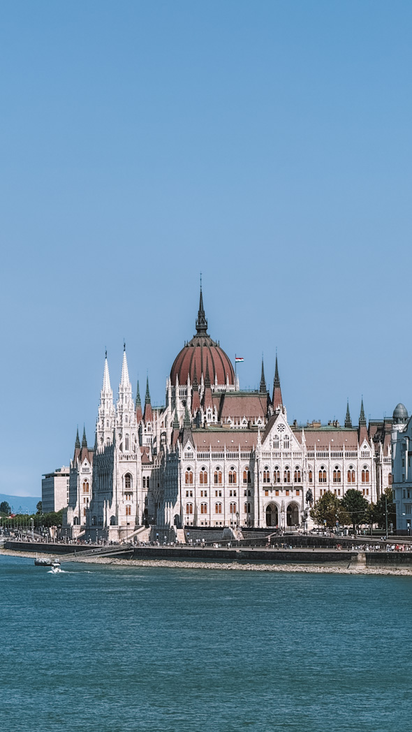 Vue sur le Parlement de Budapest depuis le Pont des Chaînes