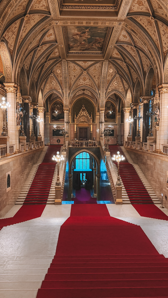 Escalier majestueux à l’intérieur du Parlement de Budapest avec dorures