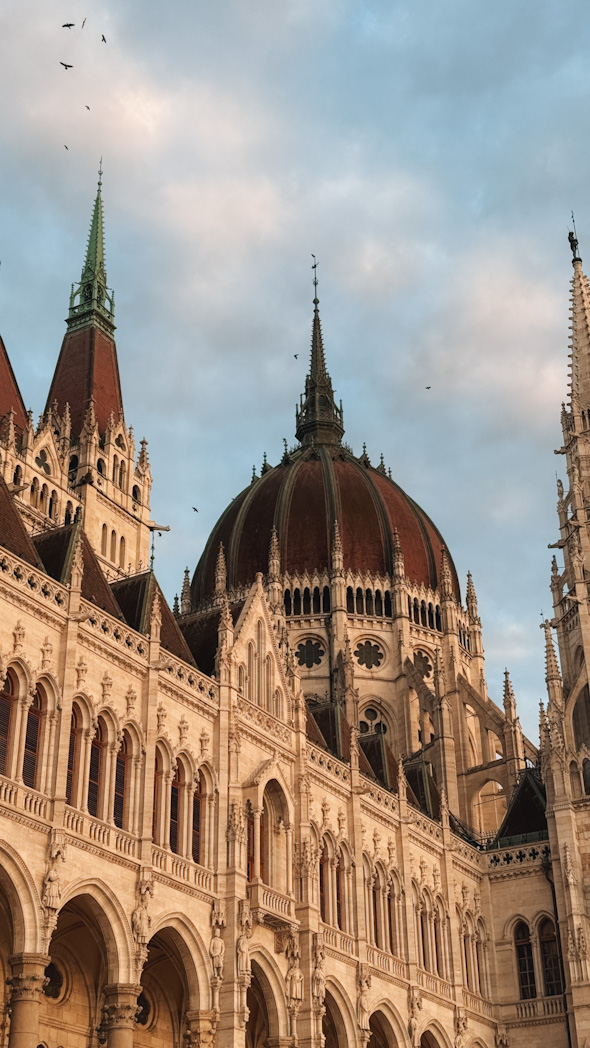 Coupole du Parlement de Budapest illuminée au coucher du soleil