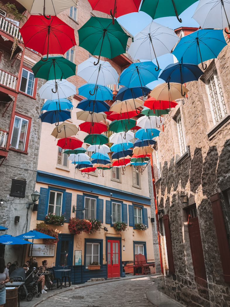 Rue du Cul-de-Sac à Québec décorée de parapluies colorés suspendus