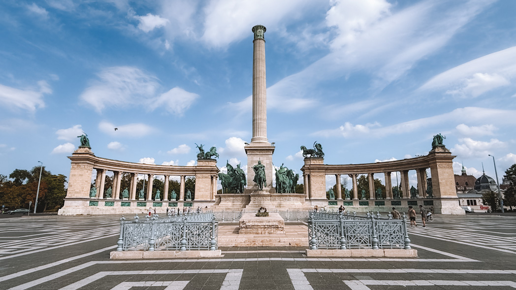 Vue panoramique de la Place des Héros à Budapest avec ses statues et colonnes