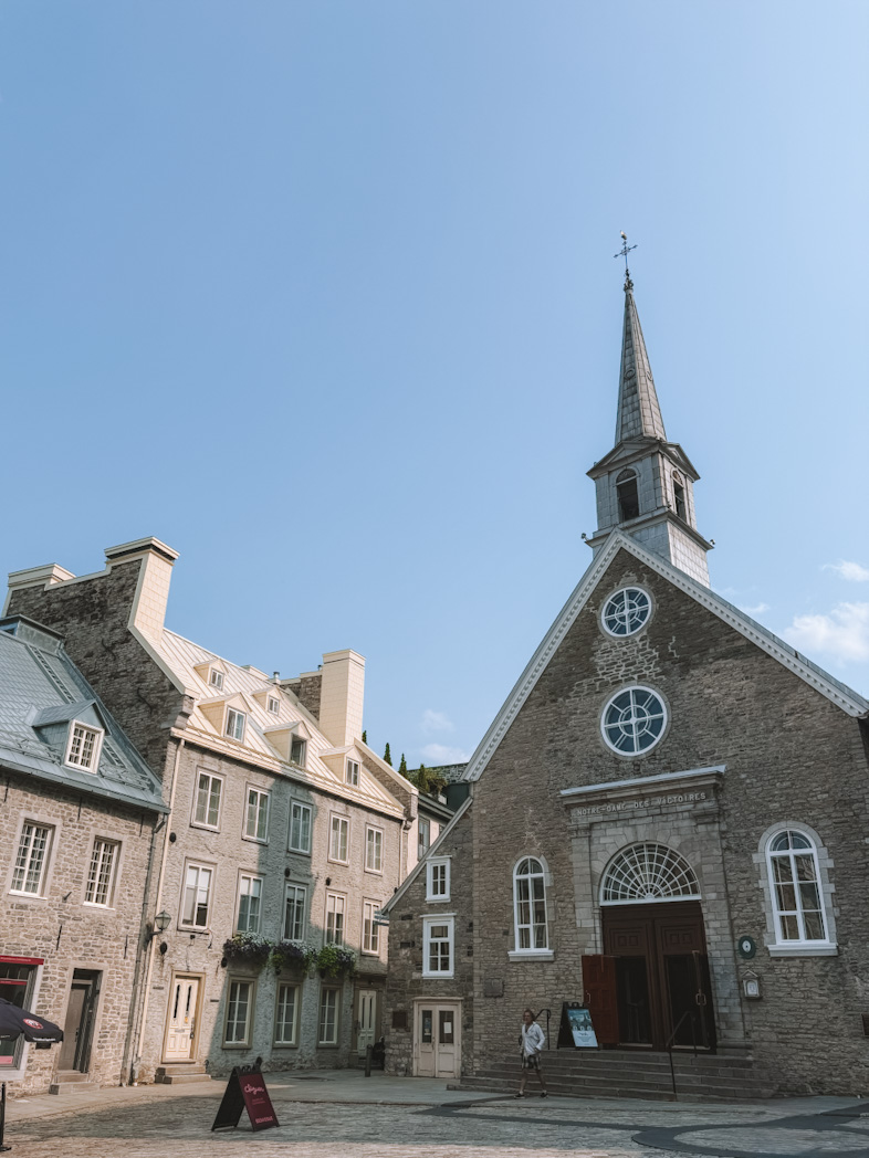 Place Royale à Québec avec ses bâtiments historiques en pierre et l’église Notre-Dame-des-Victoires