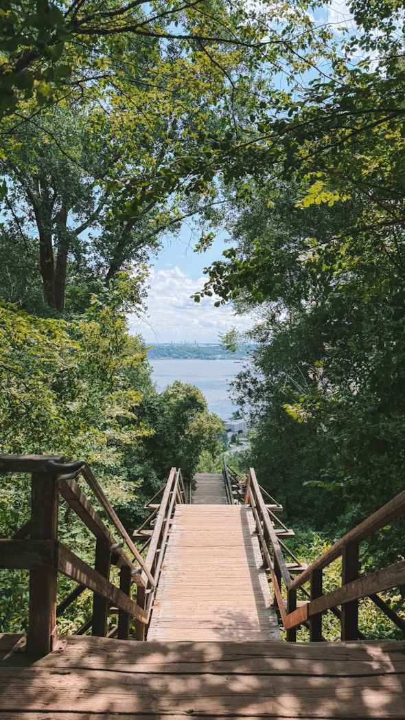 Vue panoramique des Plaines d’Abraham à Québec avec nature et le fleuve Saint-Laurent en arrière-plan