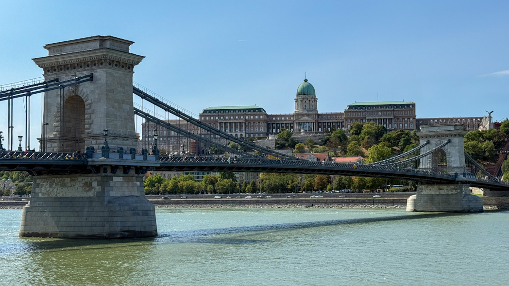 Vue sur le pont des Chaînes depuis la rive du Danube côté Pest à Budapest