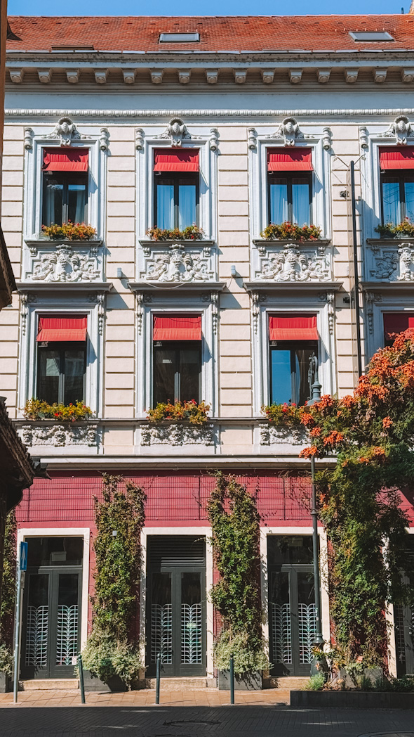 Façade colorée d’un bâtiment typique dans le quartier juif de Budapest