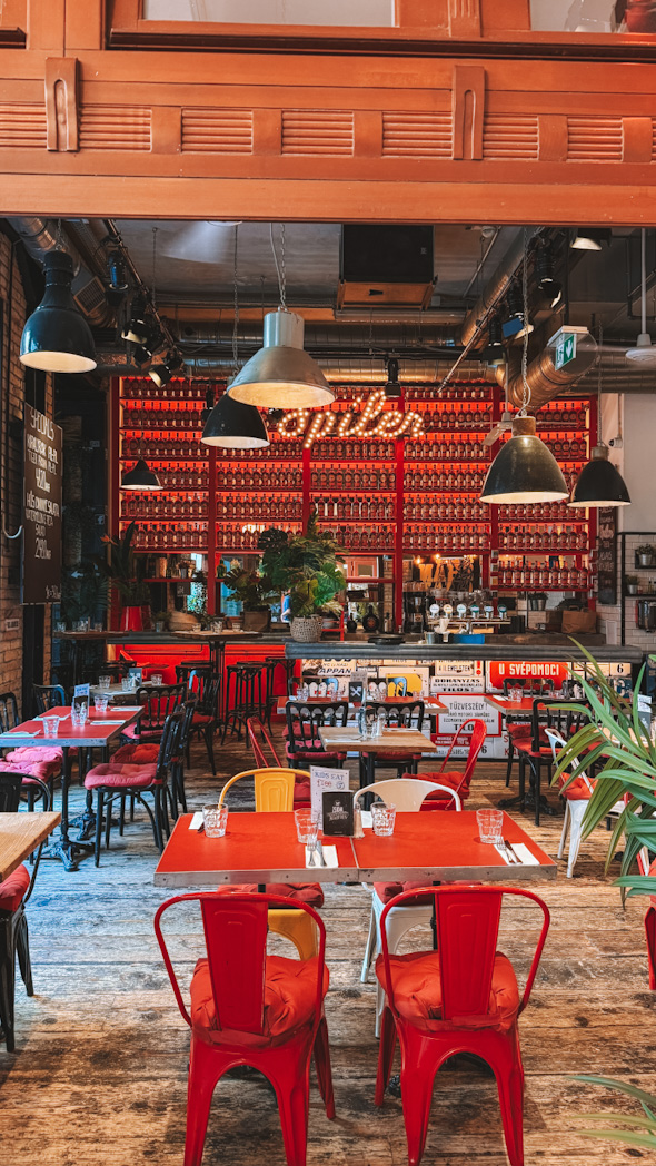 Terrasse d’un restaurant dans la cour Gozsdu Udvar du quartier juif à Budapest