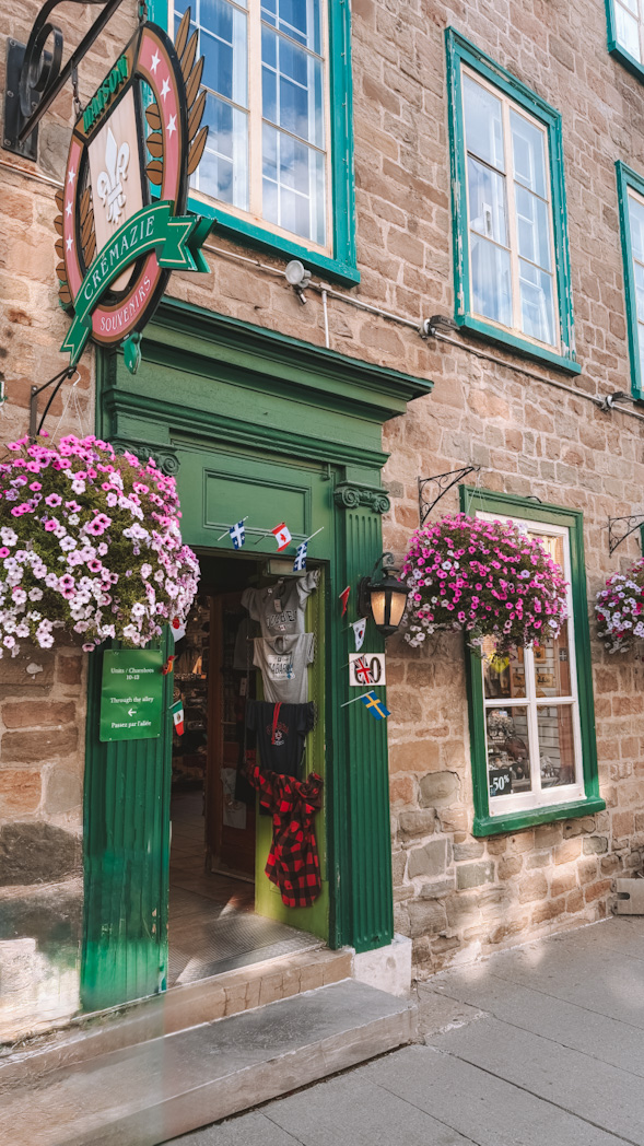 Façade fleurie d'une boutique dans la rue Saint-Jean à Québec