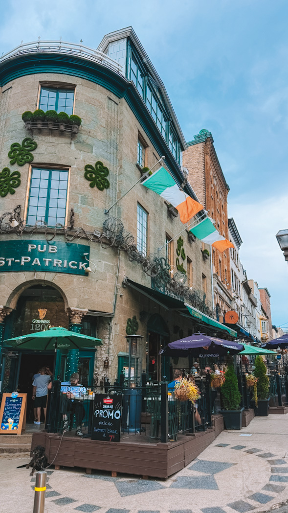 Façade du pub Saint-Patrick dans la rue Saint-Jean à Québec