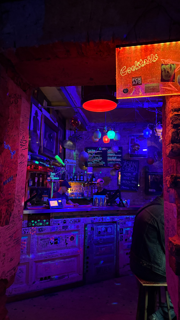 Intérieur du ruin bar Szimpla Kert à Budapest avec lumières colorées et graffitis
