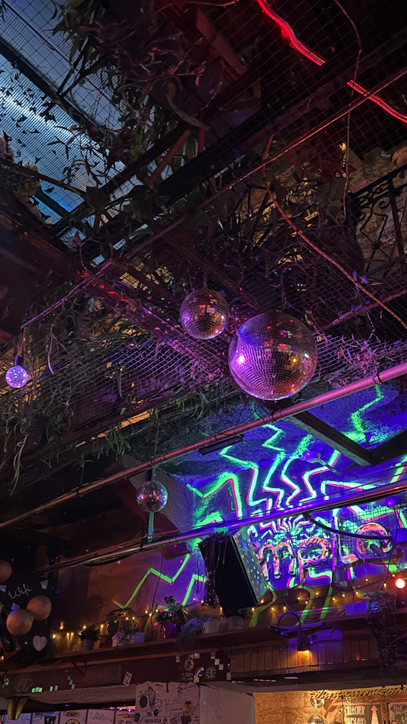 Intérieur du ruin bar Szimpla Kert à Budapest avec boule à facette et lumière colorée
