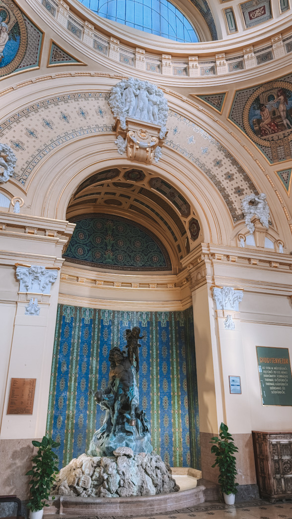 Hall d’entrée des thermes Széchenyi à Budapest avec architecture néo-baroque