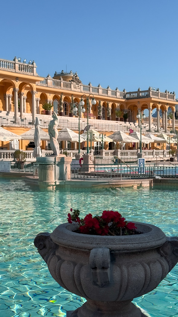Bassins extérieurs des thermes Széchenyi à Budapest avec eau turquoise et bâtiments jaunes