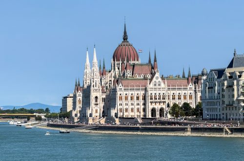 Vue sur le Parlement hongrois depuis le Pont des Chaînes à Budapest au bord du Danube