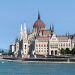 Vue sur le Parlement hongrois depuis le Pont des Chaînes à Budapest au bord du Danube
