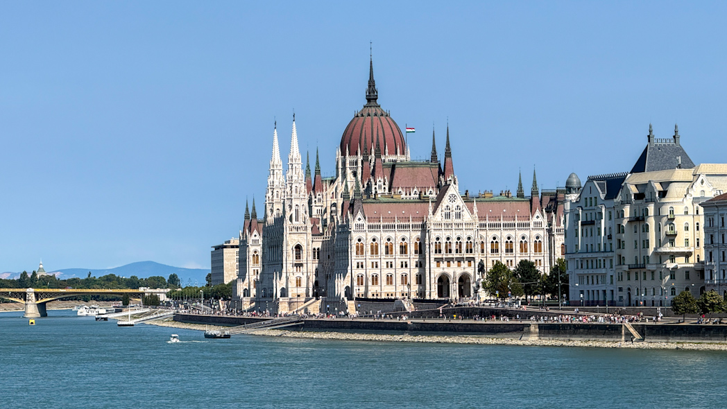 Vue sur le Parlement hongrois depuis le Pont des Chaînes à Budapest au bord du Danube