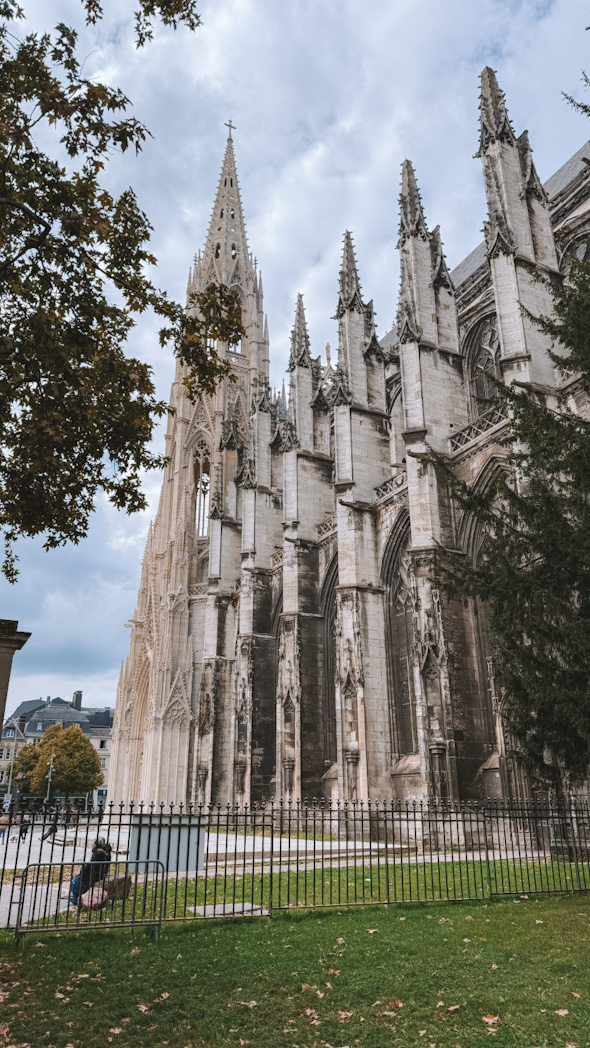 Abbatiale Saint-Ouen de Rouen, église gothique située au cœur du centre historique, incontournable lors d’une visite de la ville.
