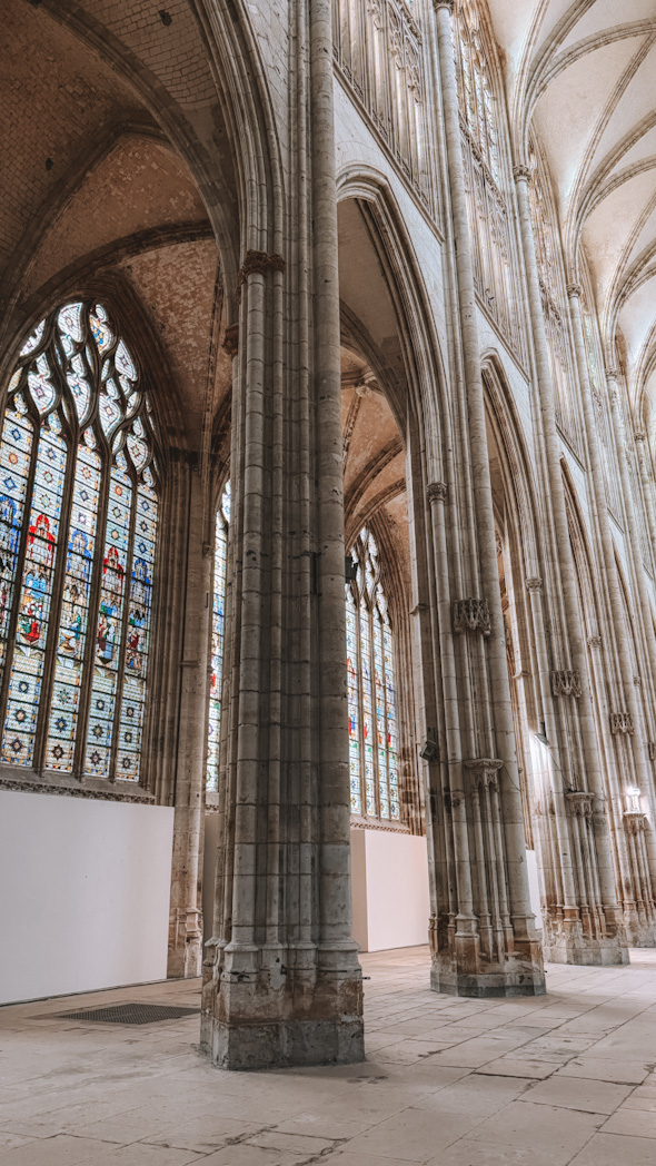 Intérieur de l’abbatiale Saint-Ouen de Rouen, chef-d’œuvre gothique avec ses voûtes et vitraux, à découvrir lors d’une visite de la ville.