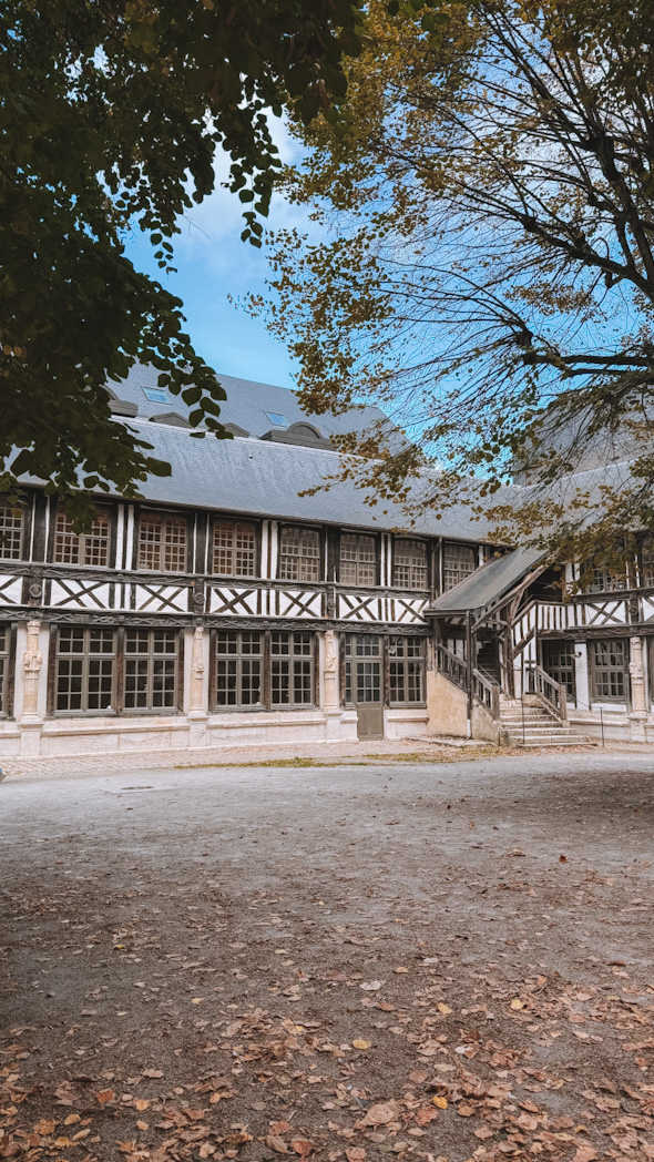 Aître Saint-Maclou de Rouen, ancien cimetière médiéval transformé en lieu culturel, avec ses galeries à colombages au cœur du vieux Rouen.