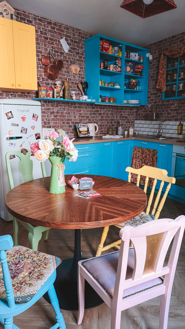 Intérieur d’un appartement Airbnb à Rouen décoré dans l’univers de la série Friends, avec mobilier vintage, couleurs vives et ambiance conviviale typique de la cuisine de Monica