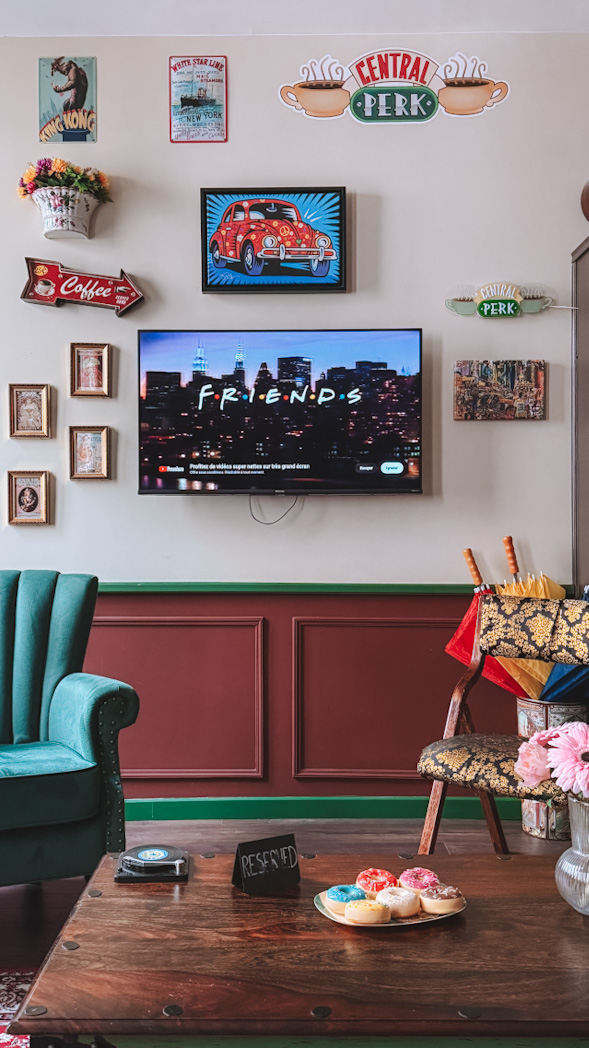Intérieur d’un appartement Airbnb à Rouen décoré dans l’univers de la série Friends, avec mobilier vintage