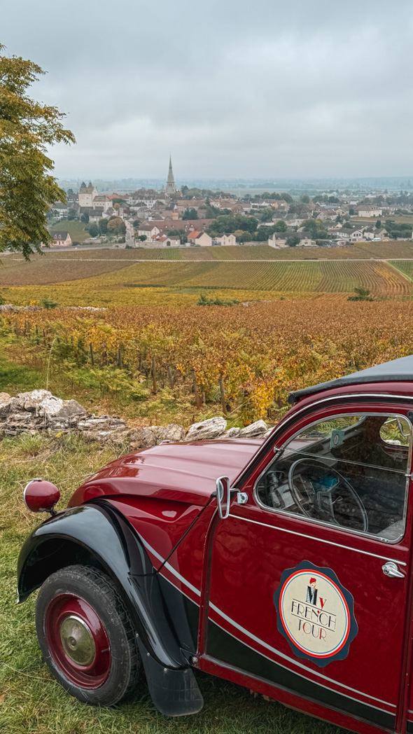 Balade en 2CV rouge à travers les vignes de Beaune sur la route des vins de Bourgogne