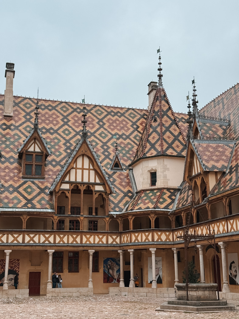 Les célèbres Hospices de Beaune, monument emblématique de la route des vins en Bourgogne