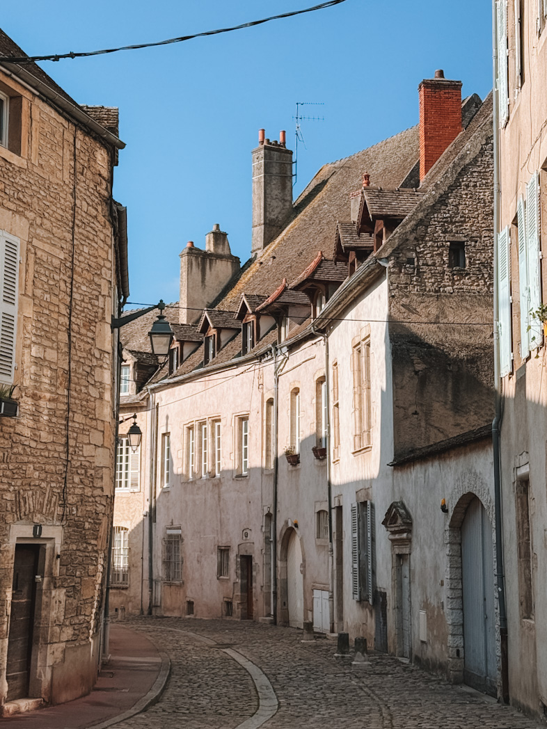 Ruelle dans le centre historique de Beaune en Bourgogne