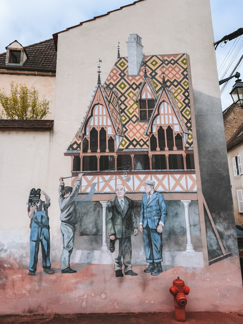 Fresque murale La Grande Vadrouille dans le centre de Beaune en Bourgogne