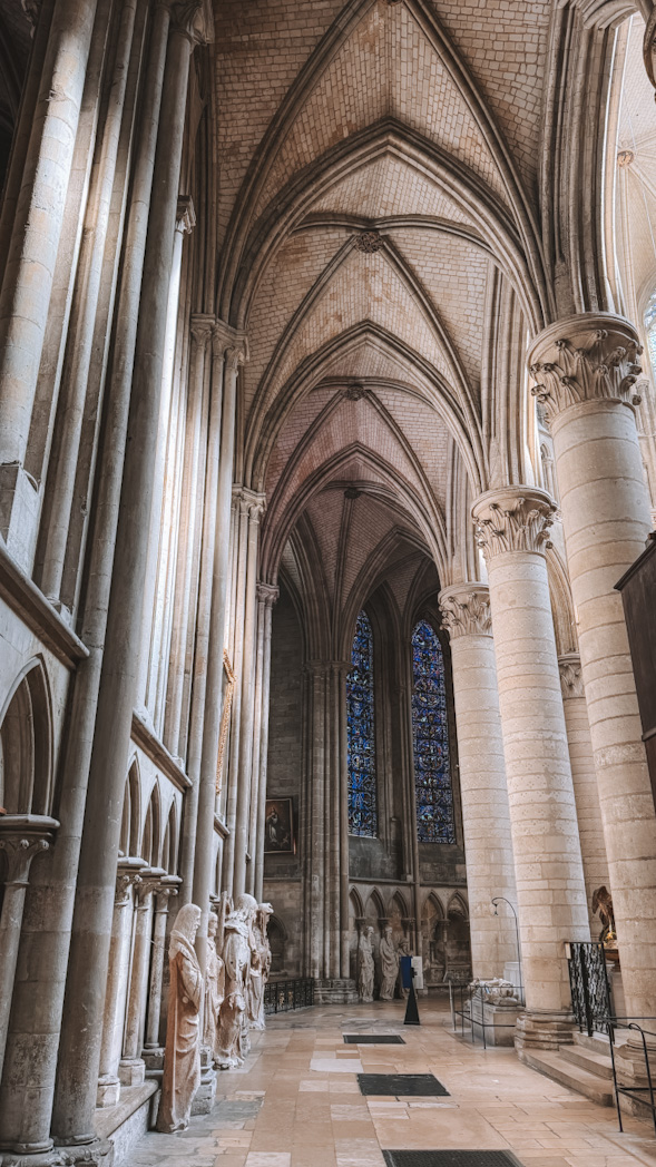 Intérieur de la cathédrale Notre-Dame de Rouen avec ses vitraux et ses voûtes gothiques
