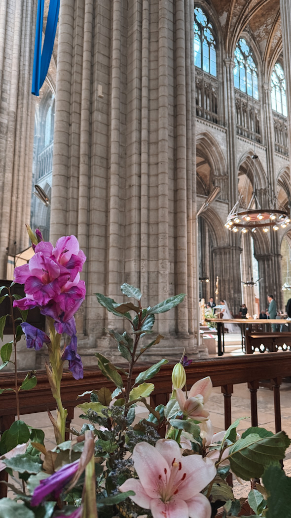 Intérieur de la cathédrale Notre-Dame de Rouen avec fleurs pendant la célébration d'un mariage