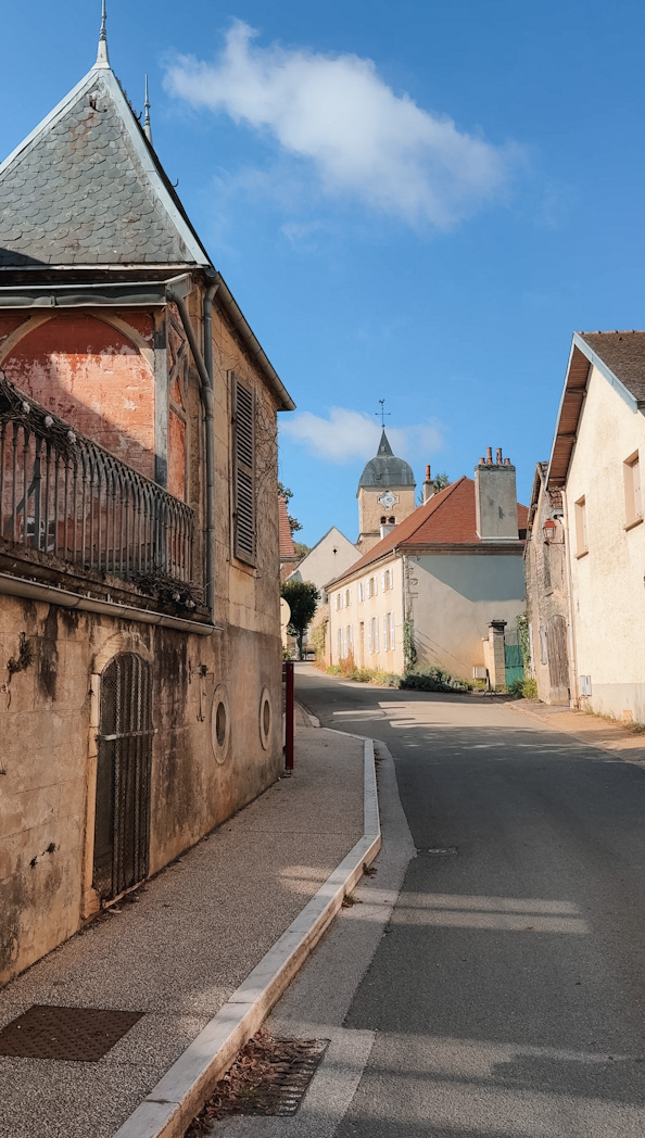 Ruelle menant au village de Chambolle-Musigny sur la route des grands crus de Bourgogne