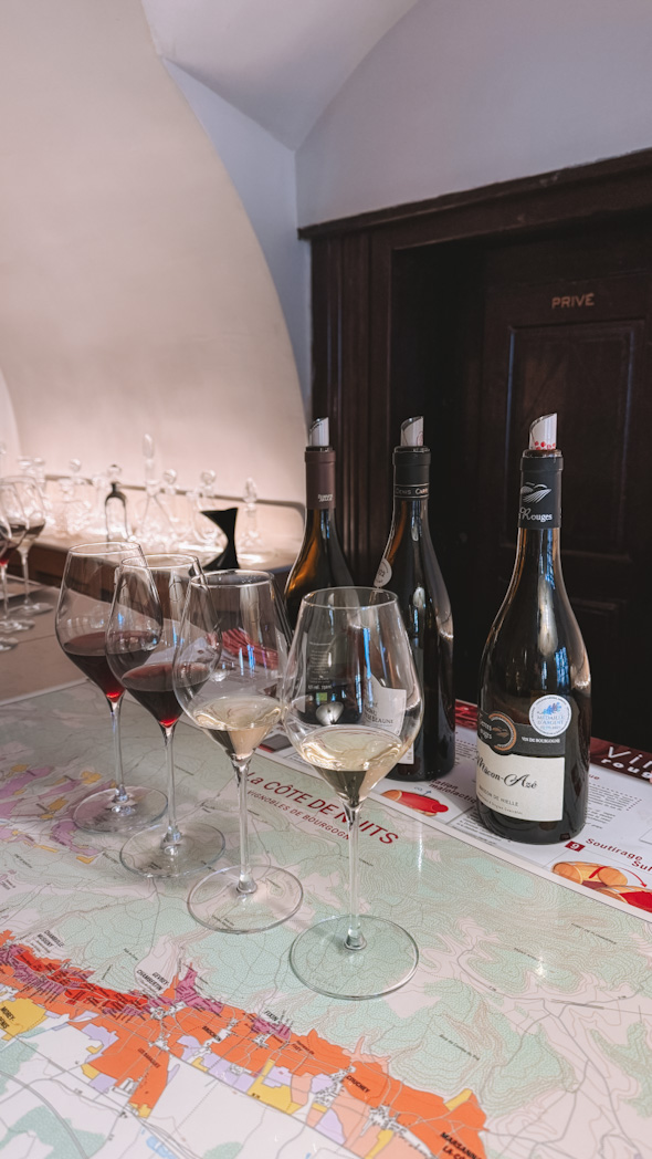 Dégustation de vins à l'Hôtel restaurant Bellevigne à Chambolle-Musigny lors d'un week-end en Bourgogne