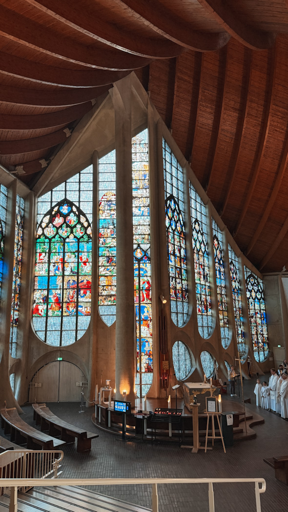 Intérieur moderne de l’église Sainte-Jeanne-d’Arc à Rouen avec ses vitraux colorés