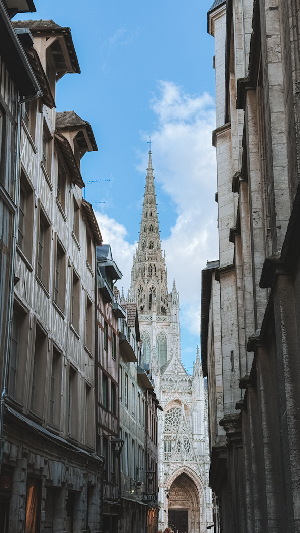 Flèche gothique de l’église Saint-Maclou à Rouen situé dans le centre historique.