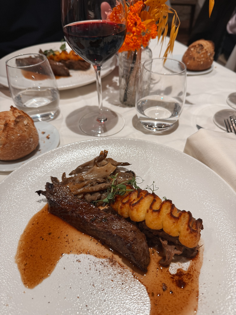 Repas gastronomique à l'hôtel La Gentilhomière lors d’un week-end en Bourgogne sur la route des vins