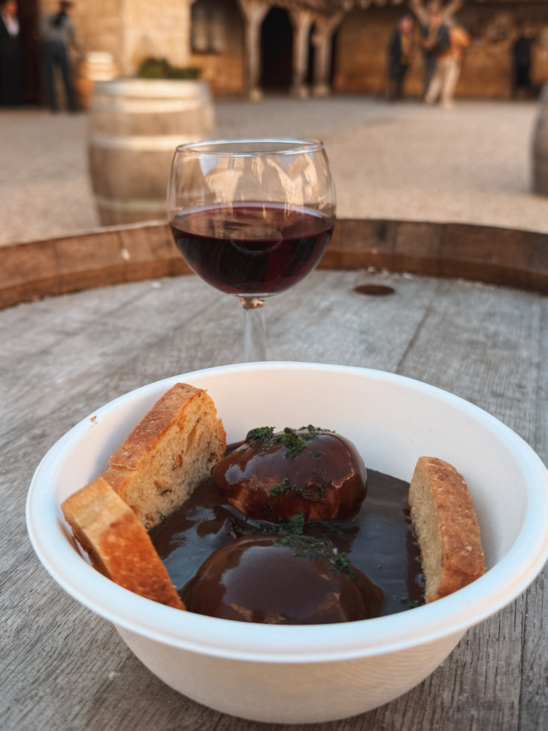 Oeufs en meurette, spécialité bourguignonne, accompagnée d'un verre de vin rouge au sein du Château du Clos de Vougeot en bourgogne