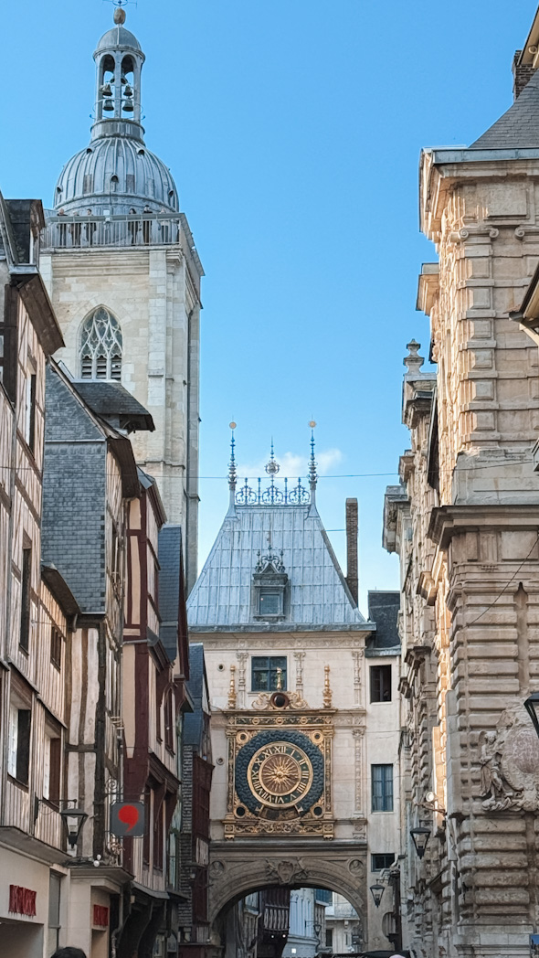 Rue du Gros-Horloge à Rouen avec l’horloge astronomique sur son arche