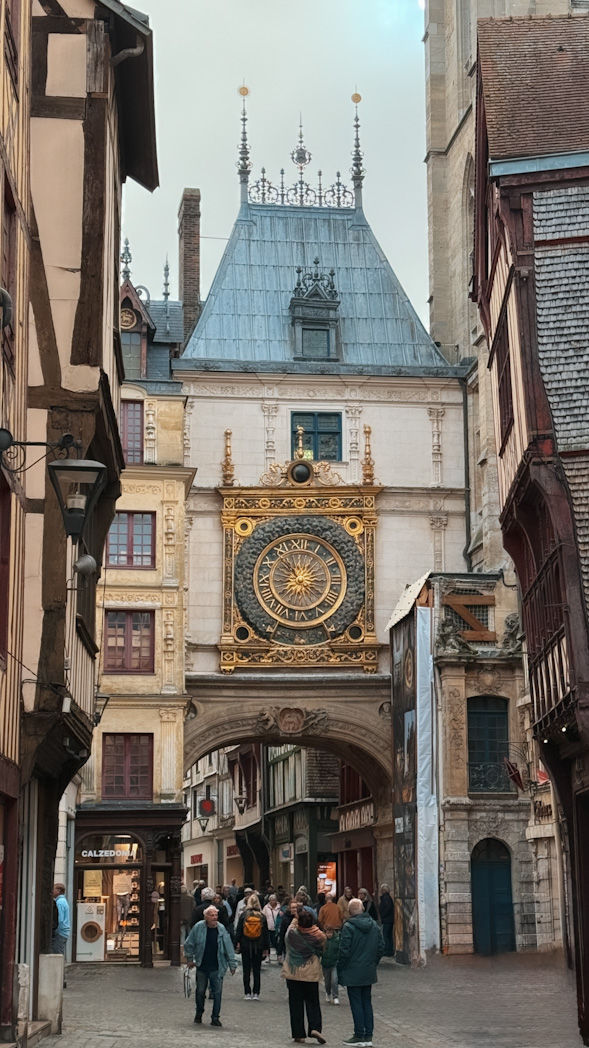 Vue sur le Gros Horloge depuis la Rue du Gros Horloge à Rouen
