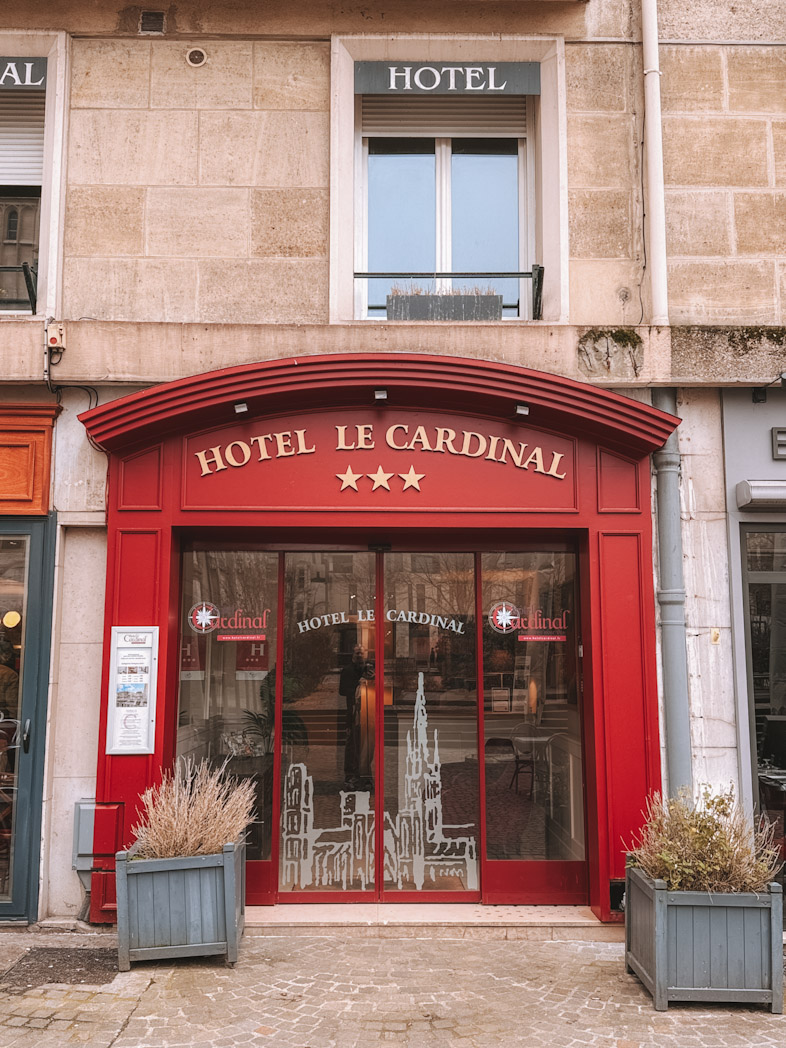 Façade de l'Hôtel Cardinal à Rouen en face de la Cathédrale idéal pour un week-end proche de Paris