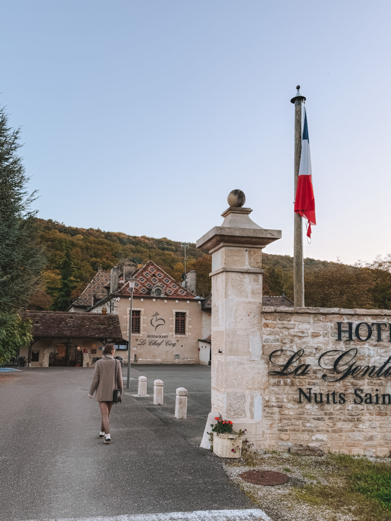Entrée et façade en pierre de l'hôtel La Gentilhommière lors d'un week-end en Bourgogne sur la route des vins