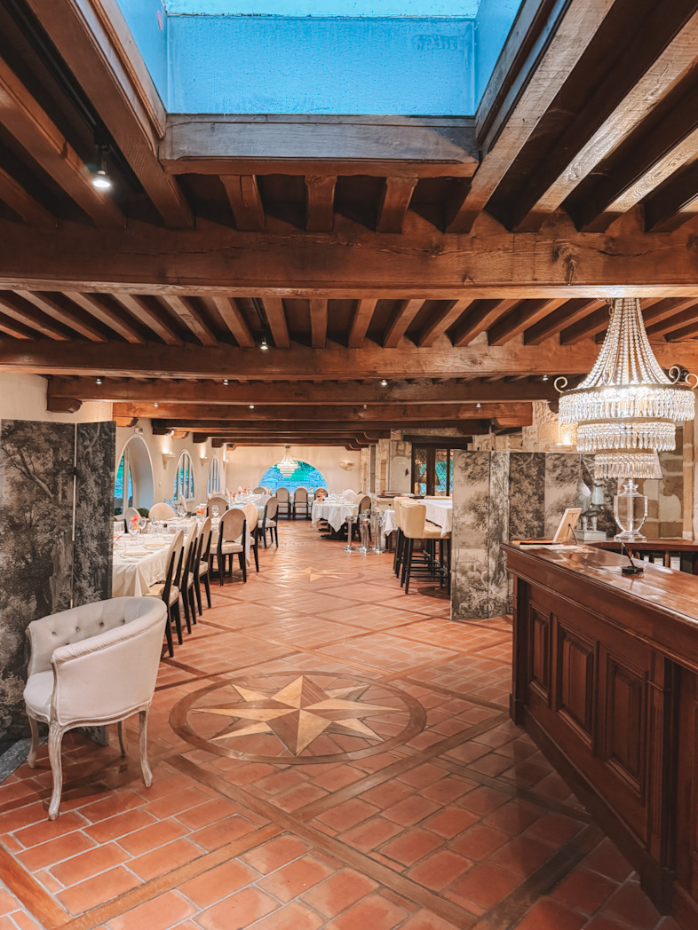 Bâtiment ancien, pierres et poutres apparentes à l'hôtel La Gentilhommière en Bourgogne