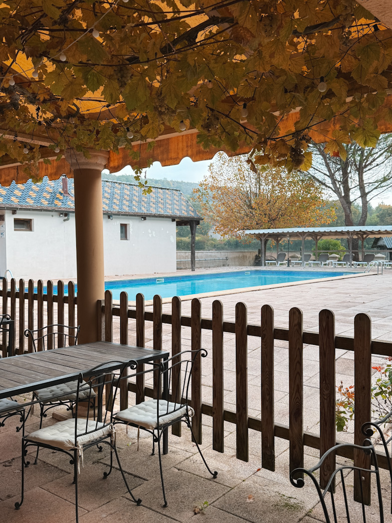 Piscine extérieure de La Gentilhommière hôtel-restaurant Bourgogne