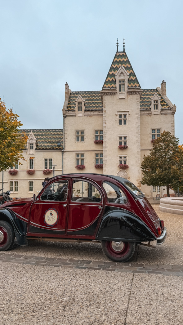 L'hôtel de ville de Meursault avec ses tuiles vernissées et 2cv rouge, village emblématique sur la route des vins de Bourgogne