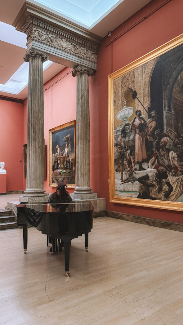 Intérieur du musée des Beaux-Arts de Rouen avec piano dans une salle avec des colonnes et présentant des peintures majeures